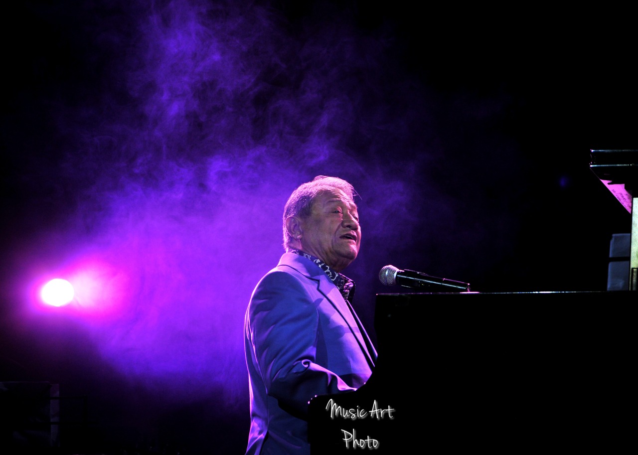 El maestro Armando Manzanero otorgando un concierto