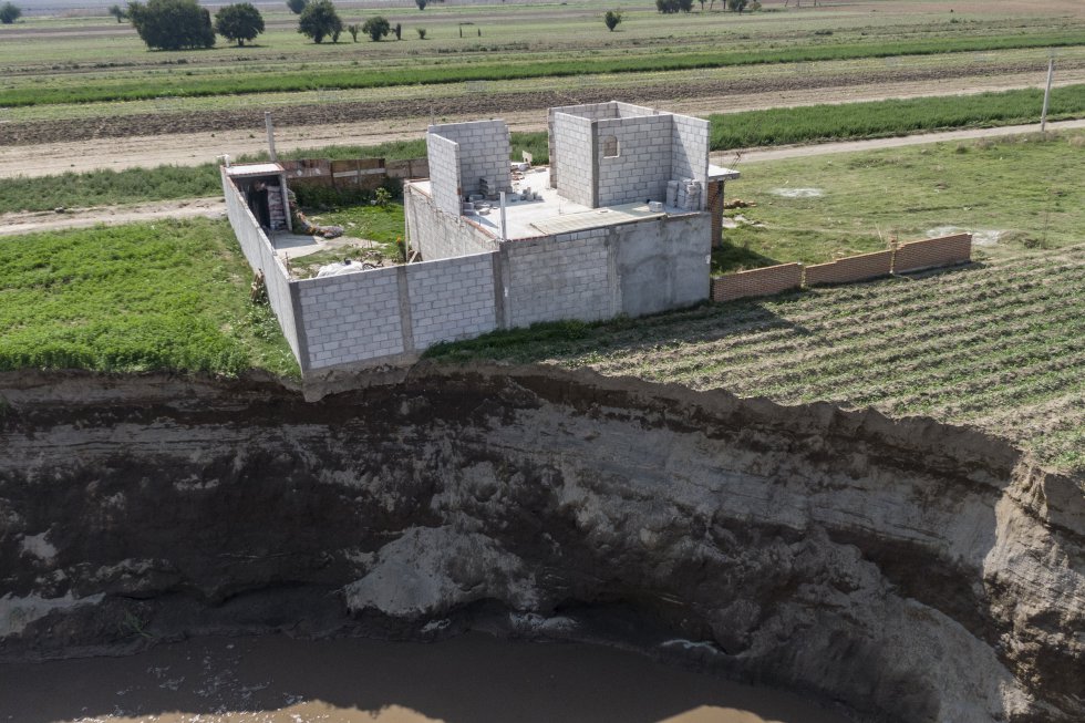 Socavón en Puebla, México amenaza con tragarse la vivienda más cercana a este fenómeno natural