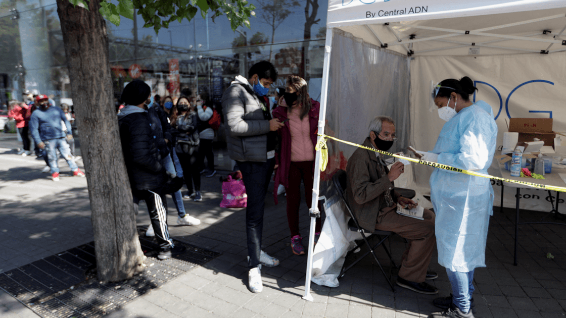 Largas filas en un centro de detección de COVID-19 en la Ciudad de México.