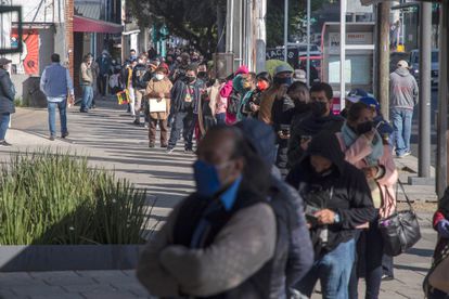Largas filas en la Ciudad de México para realizarse una prueba de detección de COVID-19