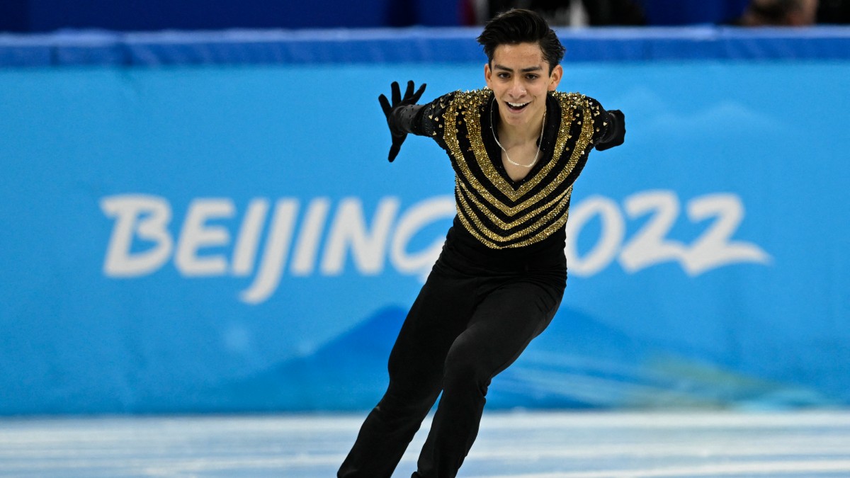 El patinador mexicano Donovan Carrillo llevando a cabo su presentación en los Juegos Olímpicos de Invierno Beijing 2022.