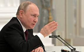 El presidente de Rusia, Vladimir Putin brindando un mensaje televisivo a la Republica Rusia con motivo del reconocimiento de independencia de dos regiones pertenecientes a Ucrania.