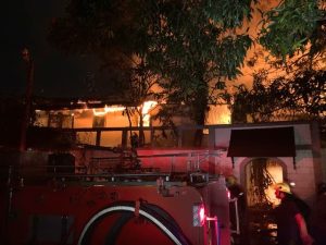 Bomberos tratan de extinguir las llamas en la residencia privada del ministro